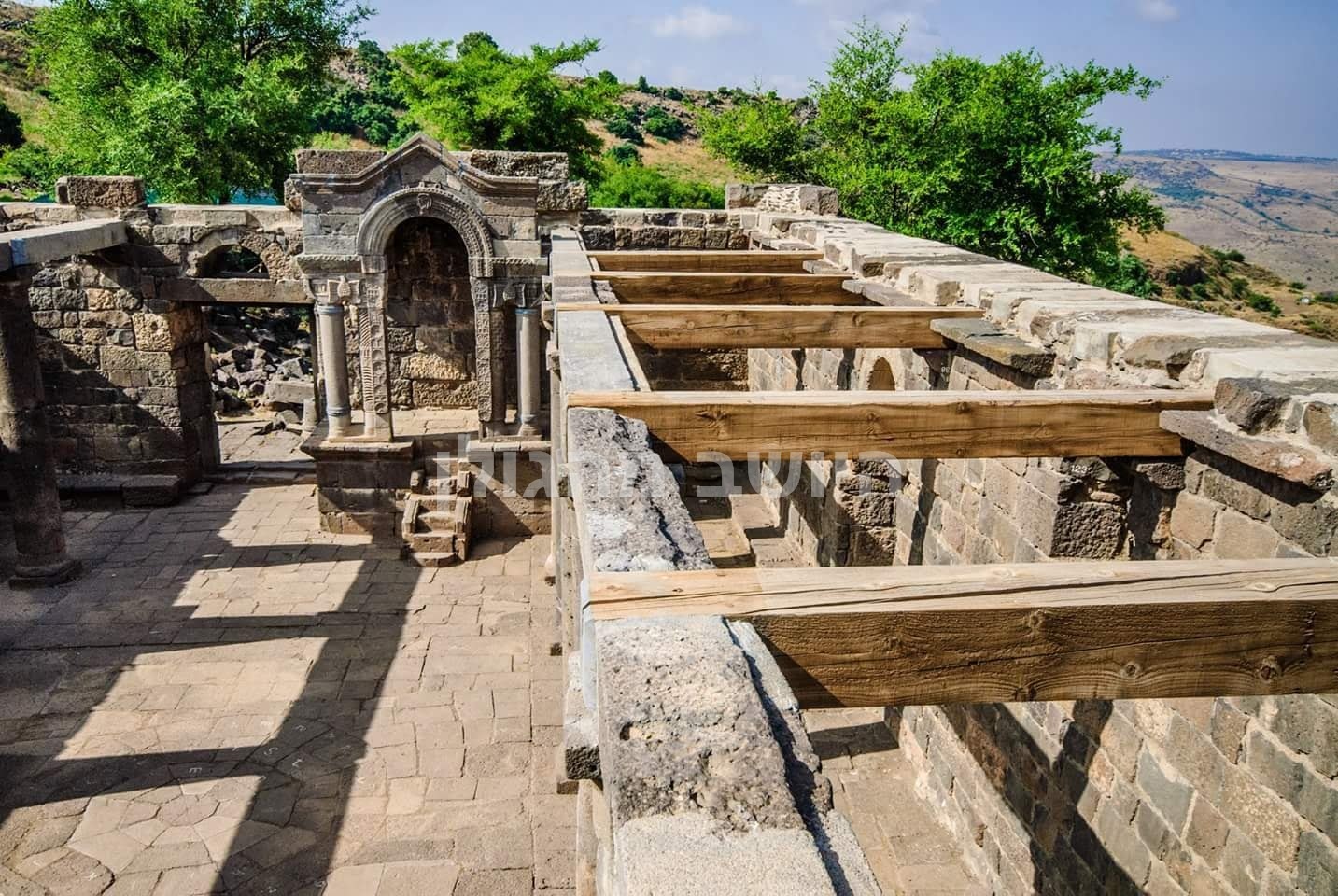 מבט מלמעלה על בית הכנסת אום אל־קנטיר בעין קשתות, על קירות האבן והעמודים