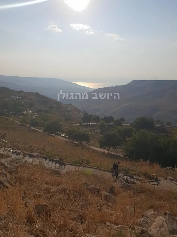 מבט אל הכנרת ממרום אום אל־קנטיר: אור שמש מעל הגבעות ומים נוצצים באופק